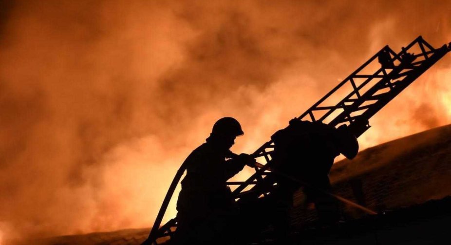 У Росії заявили про чергову атаку дронів: У Волгограді спалахнула потужна пожежа на НПЗ (ОНОВЛЕНО)