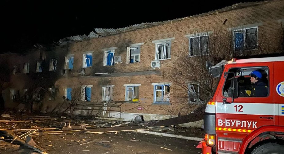 Росіяни скинули авіабомбу на Харківську область: пошкоджено 9-поверхівку, житлові будинки