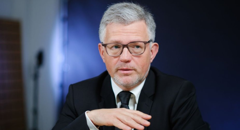 Захід повинен посилити допомогу Україні і не лише у військовому плані, - посол