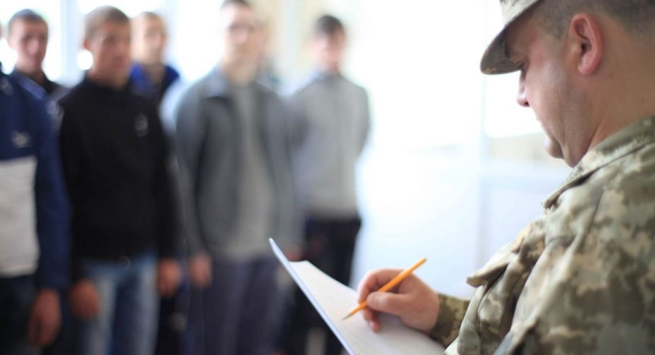 Підліткам-біженцям треба повернутися на батьківщину для військового обліку: Полтавський ТЦК