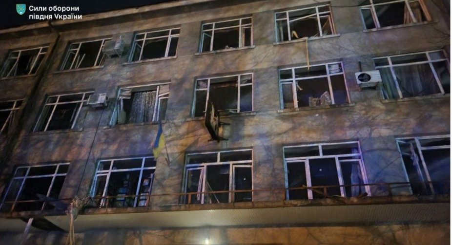 Атака дронів по Одесі: пошкоджено навчальний заклад, поранено двох патрульних 