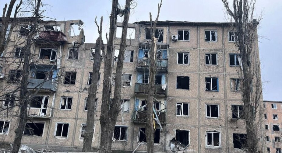 Окупанти двічі ракетами вдарили по Авдіївці: загинула жінка, пошкоджено будинки