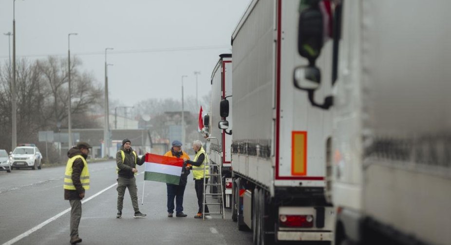 Фермери з Угорщини протестують біля кордону з Україною, але рух вантажівок не перешкоджено