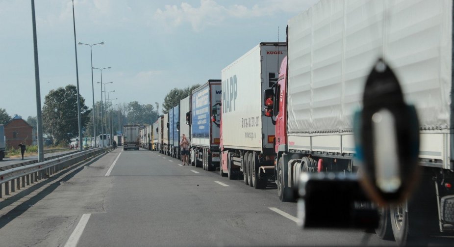У Польщі протестувальники висипали на дорогу зерно з українських фур