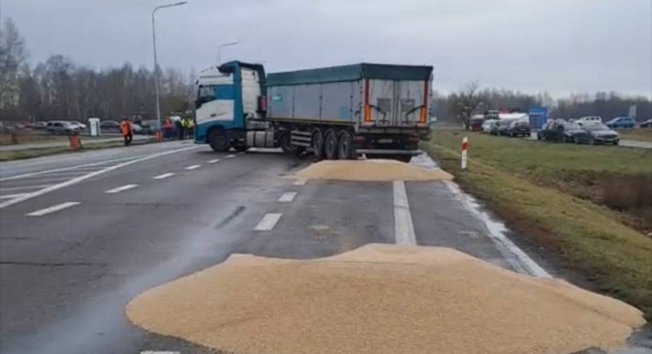 Ukraine reacted to the incident with spilled grain on the border