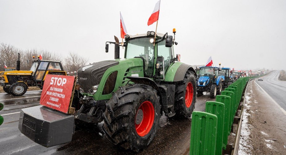 Польські фермери продовжують блокувати п'ять пунктів пропуску на кордоні з Україною: 1400 вантажівок у черзі