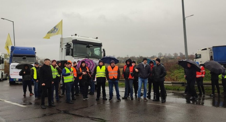 Ukrainian carriers prepare protests at three checkpoints in response to Polish blockade