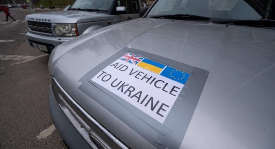 Британські фермери доставили українським військовим 27 пікапів з гуманітарною допомогою