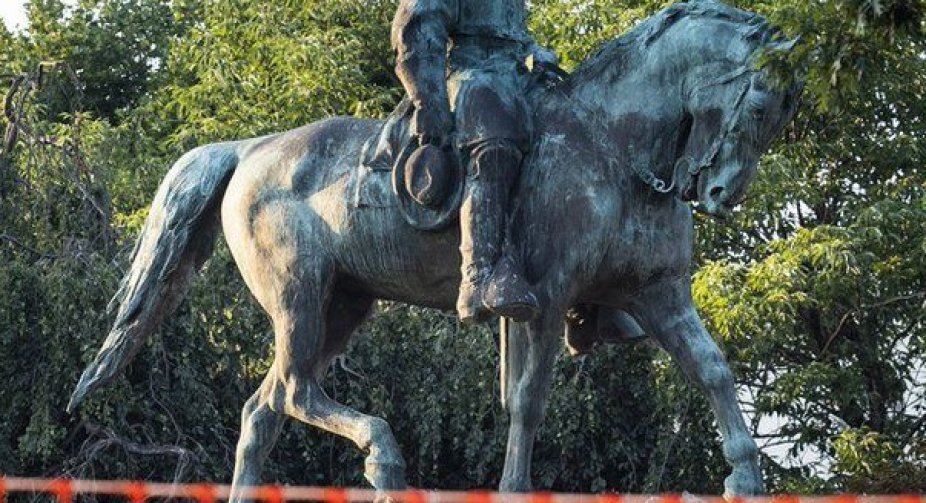 Charlottesville set to remove Robert E Lee statue that sparked rally