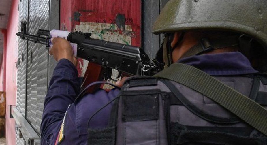 Battles rage between police and gangs in Caracas
