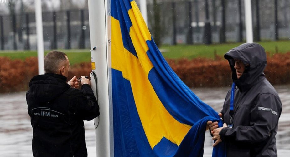 Прапор Швеції підняли біля штаб-квартири НАТО у Брюсселі