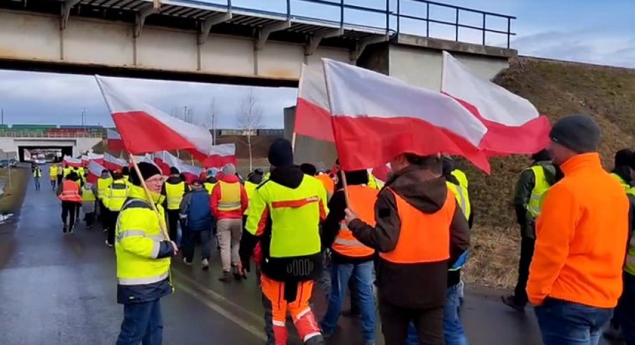 Поляки дозволять проїзд по дві вантажівки на годину через пункт пропуску «Угринів»