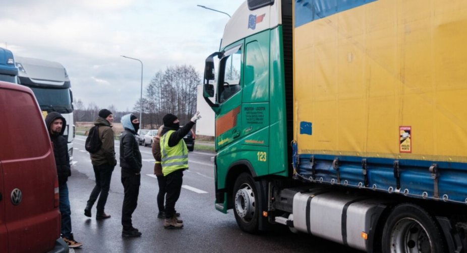 Польські фермери не випускають вантажівки з України на двох пунктах пропуску, - ДПСУ