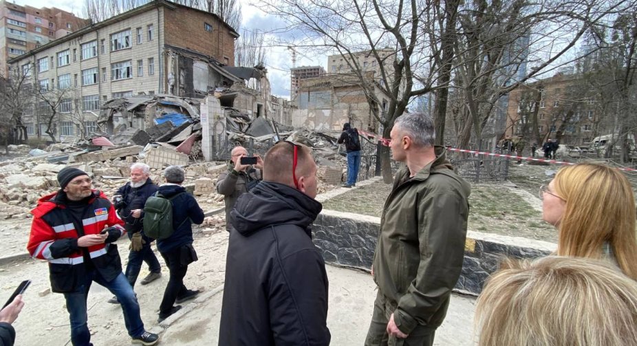 Ракетна атака на Київ: попередньо пошкоджено житловий будинок (ОНОВЛЕНО)