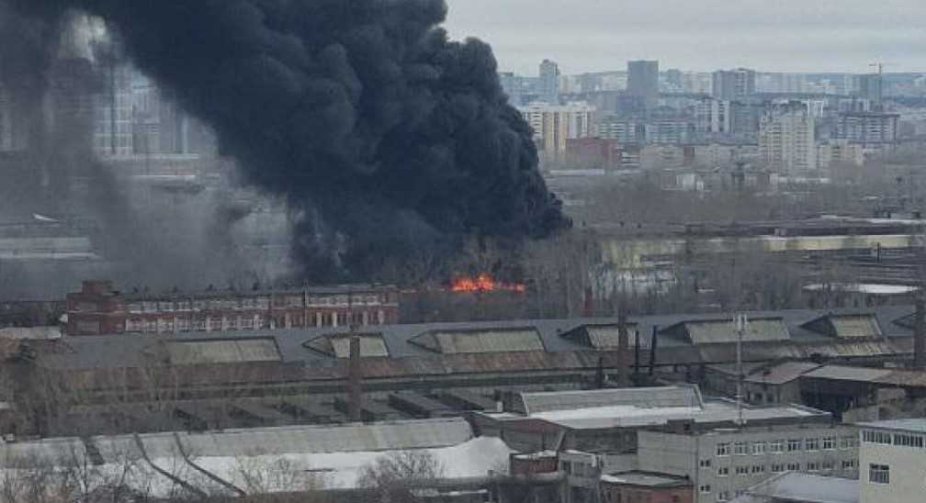 У Єкатеринбурзі масштабна пожежа на підприємстві "Уралмашзавод"