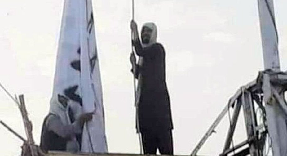 Taliban flag raised above border crossing with Pakistan