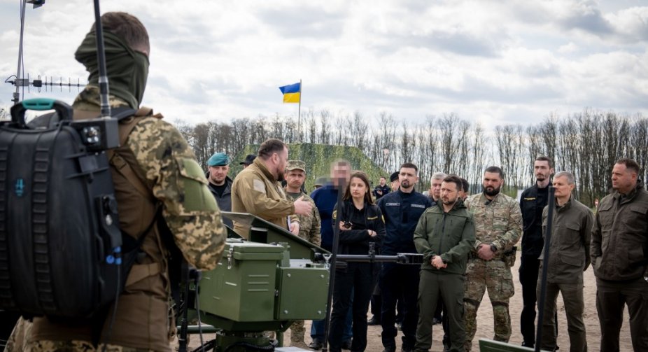Зеленський: В Україні діють 500 підприємств ОПК, 300 тисяч осіб зайняті виробництвом зброї
