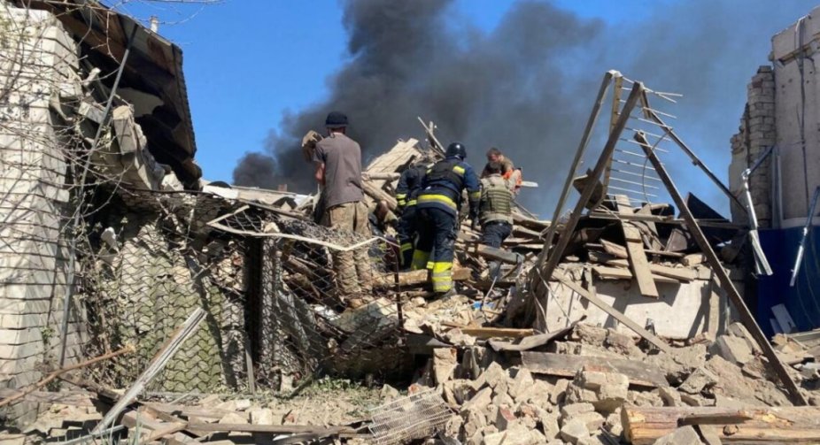Росіяни вдарили авіабомбою по закладу освіти в Харківській області, є загиблі