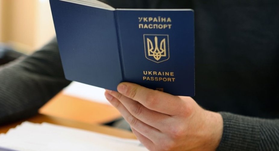 Українці за кордоном більше не зможуть оформити паспорт, коли захочуть: що сталося