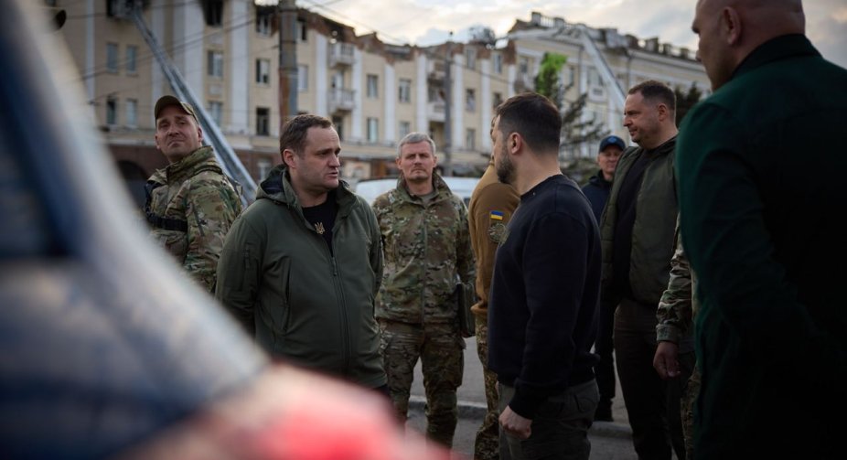 Зеленський відвідав місце ранкового ракетного удару в Дніпрі