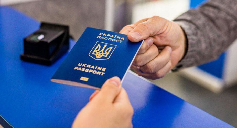 Кабмін встановив нові правила щодо отримання закордонних паспортів для чоловіків віком від 18 до 60 років