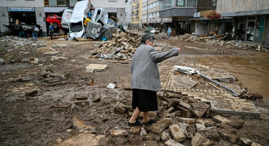 Rescuers race to find survivors as hundreds remain missing