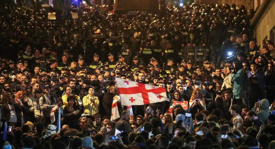 Продовжуються протести біля парламенту Грузії: вимога скасувати закон про "іноагентів"
