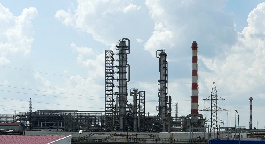 Слов'янський НПЗ під ударом дронів: Росія підтверджує збитки