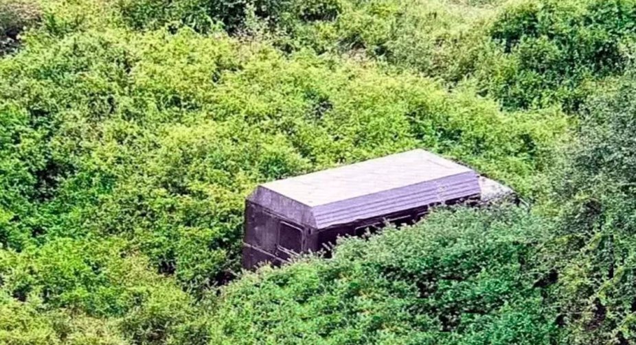 На Закарпатті вантажівка з військовими номерами прорвала кордон: в Угорщині затримано 32 українці