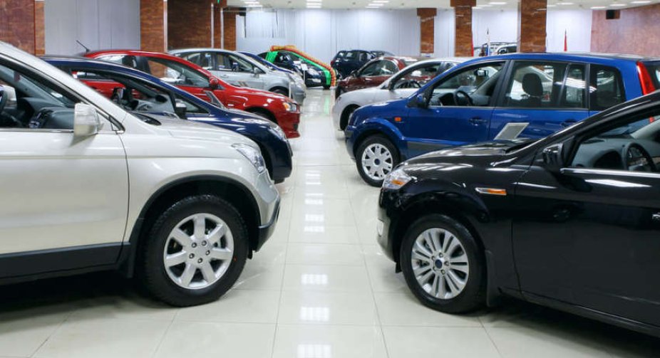 Ажіотаж на авторинку України через новий податок: автосалони спорожніли