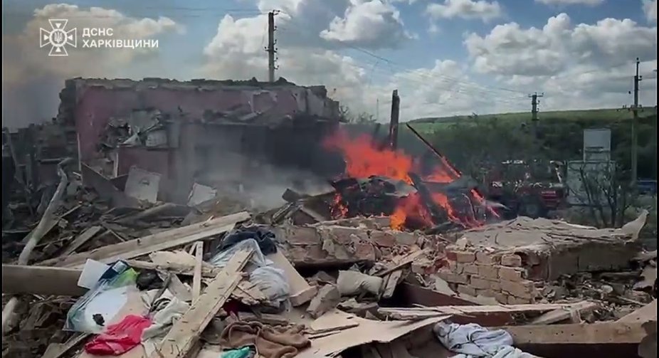 Авіаудар по Куп'янщині: рятувальник гасив пожежу у своєму домі