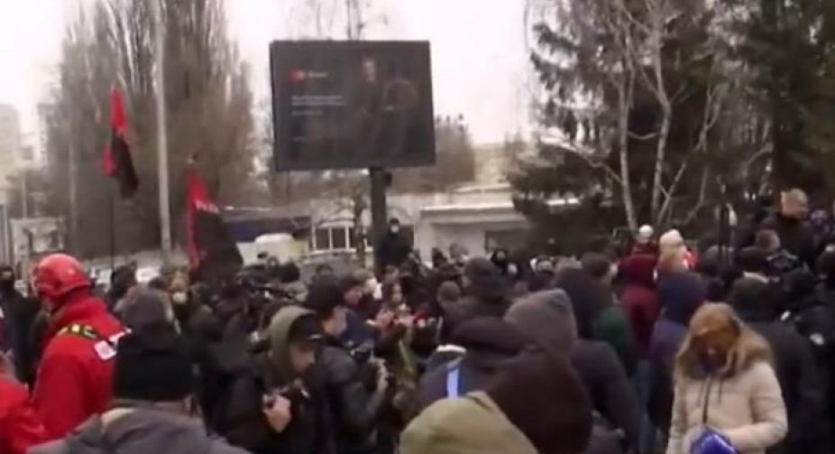 "NASH" TV channel was picketed in Kiev, demanding its closure