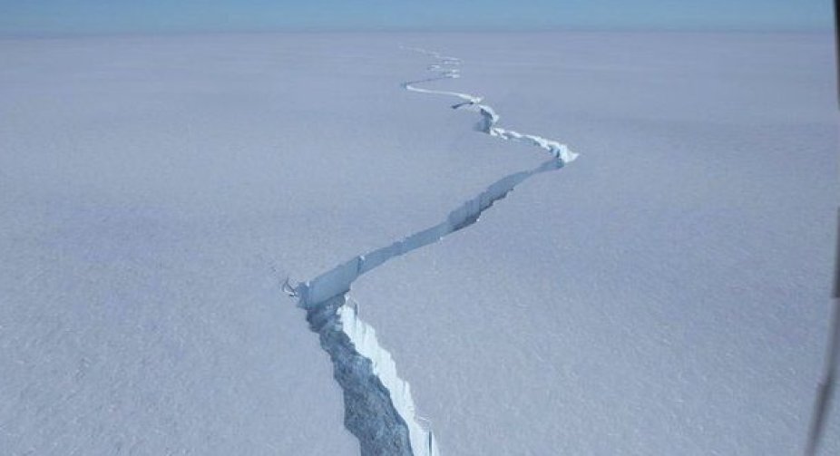 Brunt Ice Shelf: Big iceberg calves near UK Antarctic base