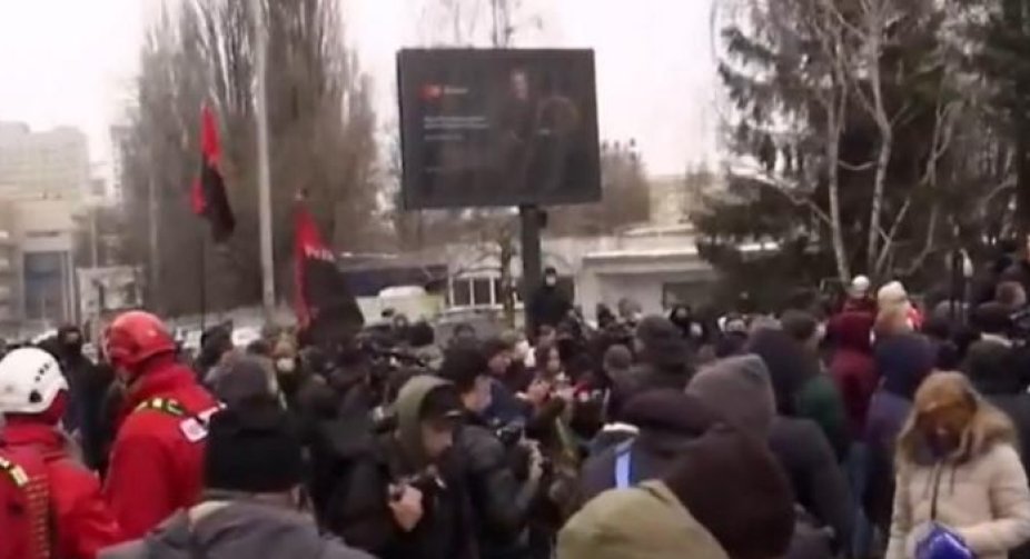 У Києві пікетували телеканал "НАШ", вимагаючи його закриття