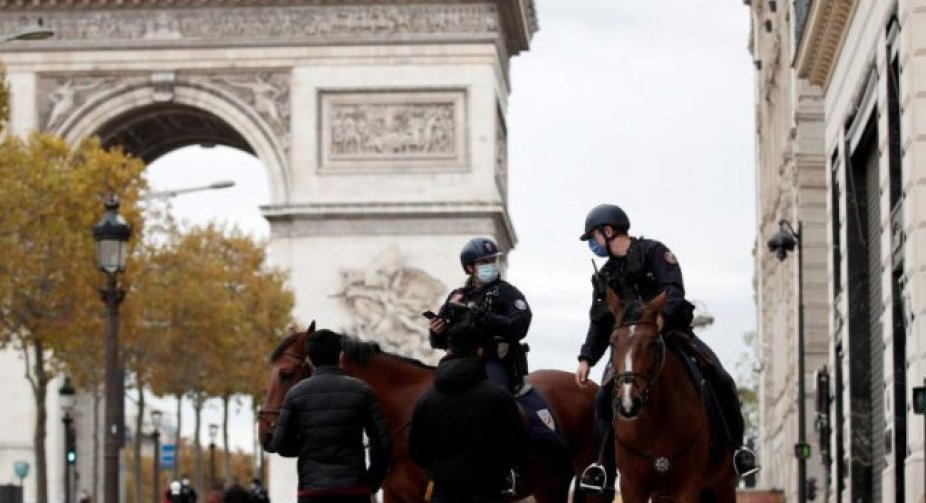 France closes borders for non-EU travelers