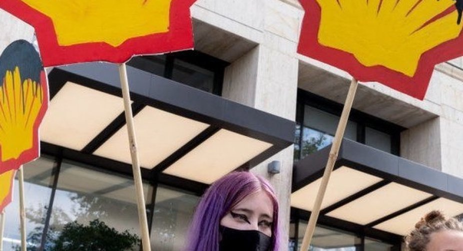 Shell: Netherlands court orders oil giant to cut emissions