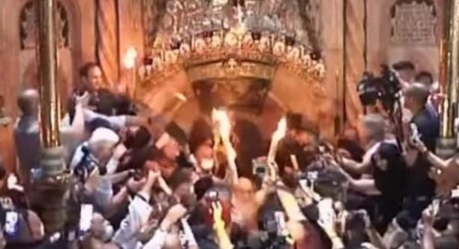 В Єрусалимі зійшов Благодатний вогонь