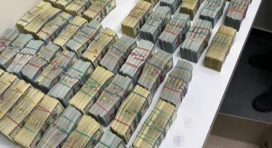 Під час обшуків у затриманих злодіїв у законі правоохоронці вилучили понад $3,2 млн