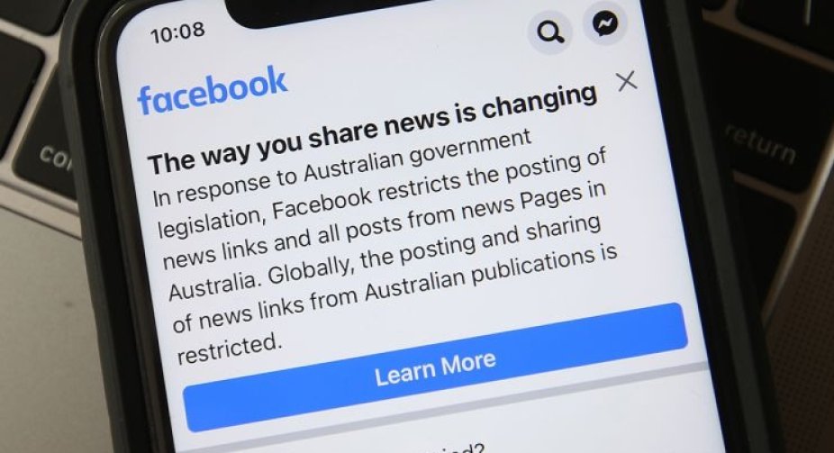Australia passes law to make Google and Facebook pay for news_copy