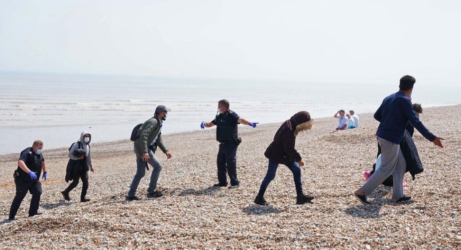 UK and France agree deal to tackle rise in Channel crossings
