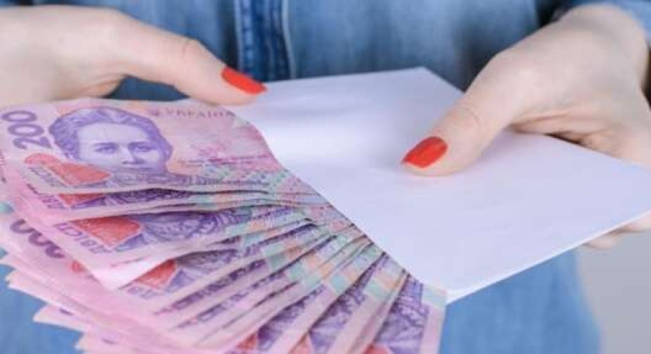Розрив скоротився: скільки заробляють жінки і чоловіки в Україні