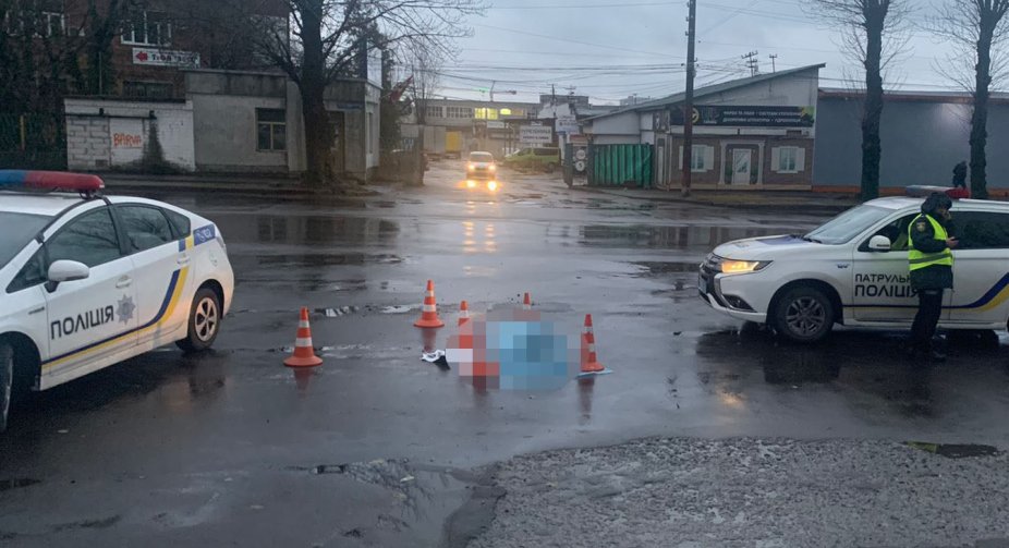 На «зебрі» у Львові маршрутка збила пішоходів: тіло жінки протягло до кінцевої