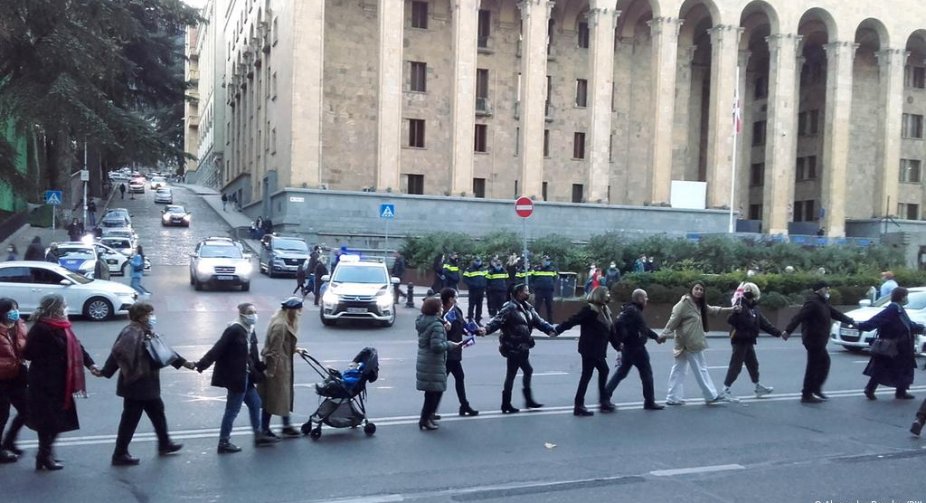 У Тбілісі активісти живим ланцюгом відзначили річницю "Революції троянд"