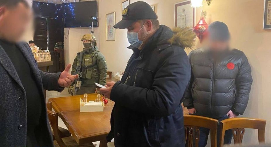 An MP was detained while taking a bribe