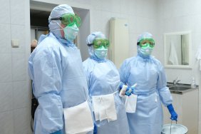 Omicron strain will infect everyone, but those vaccinated will take it easier, U.S. infectious disease specialist