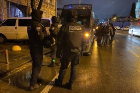 Справа Порошенка: до Печерського суду привезли автозаки