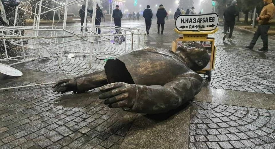 Protests in Kazakhstan: protesters demolish Nazarbayev's monument and President Tokayev heads the Security Council