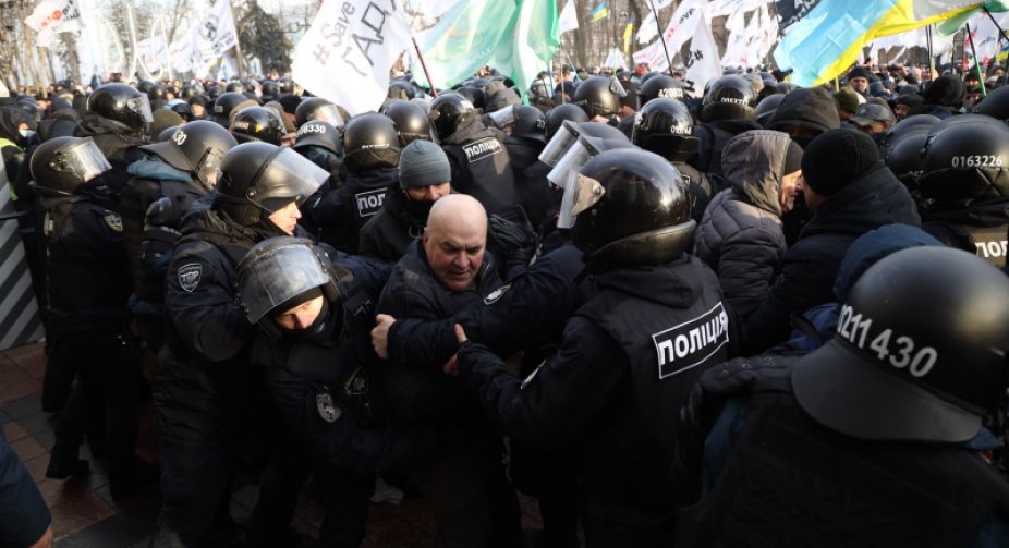 Clashes between "FOPovtsy" and the police take place near the Rada