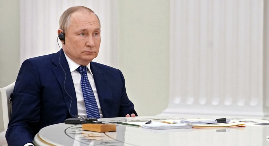 Putin offered Poroshenko political asylum in Russia. Poroshenko responded