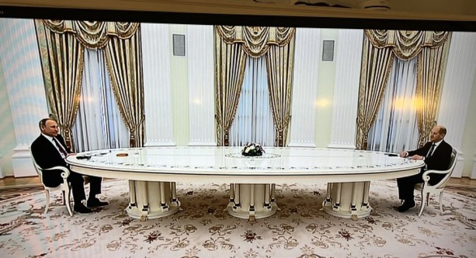 Scholz arrived for the talks with Putin. He was seated at the same long table as Macron